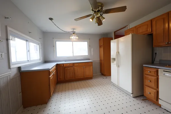 $244,900 | 704 Lincolnwood Drive, Streamwood, IL 60107