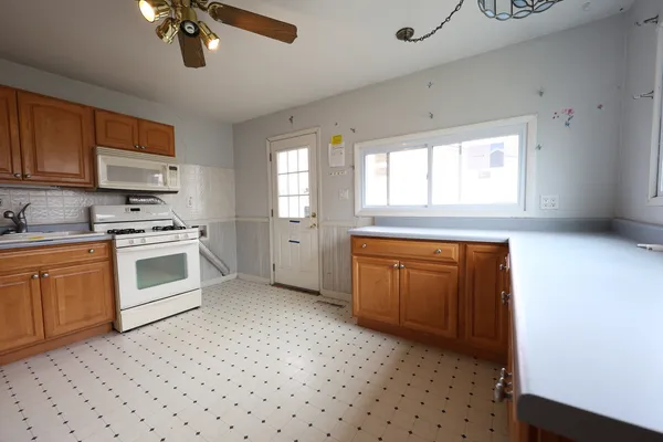 $244,900 | 704 Lincolnwood Drive, Streamwood, IL 60107
