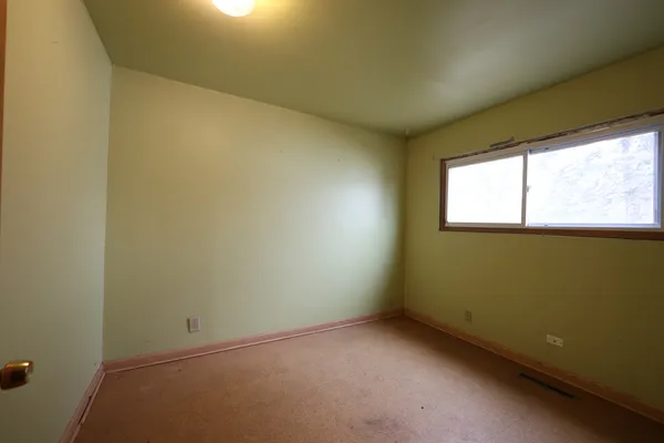 $244,900 | 704 Lincolnwood Drive, Streamwood, IL 60107