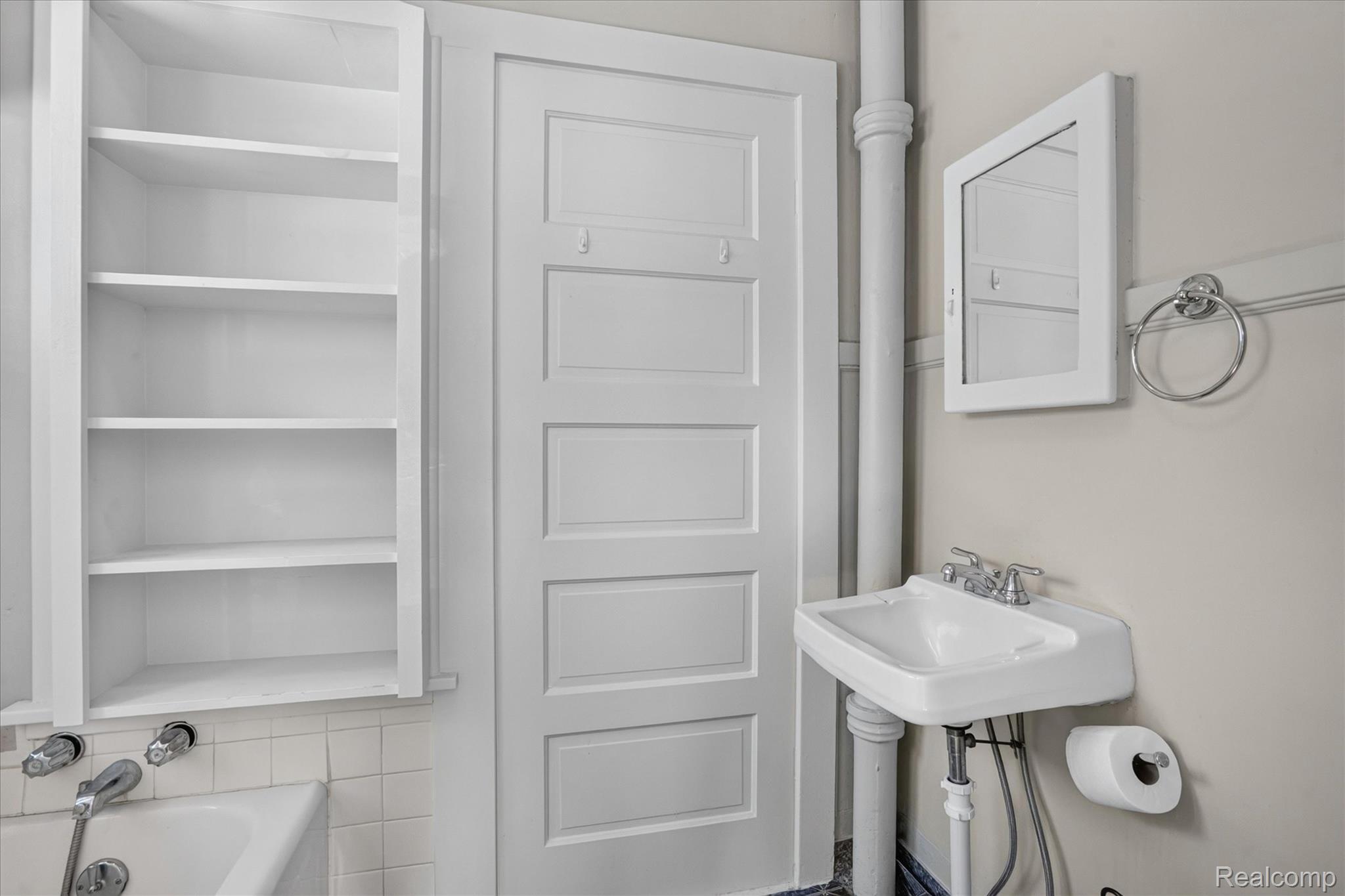 410 South Center Street Howell, MI 48843 - Photo 6 of 47 27-410-S-Center-St-Howell-MI-48843-WindowStill.jpg