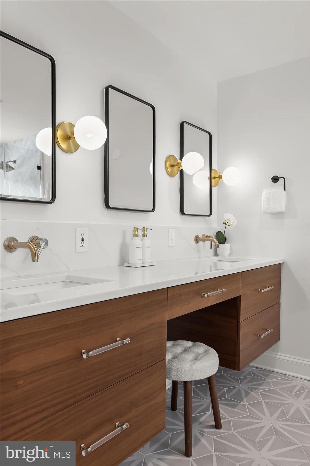 3412 Manor Hill Road Baltimore, MD 21208 - Photo 36 of 79 Primary En-Suite Bathroom