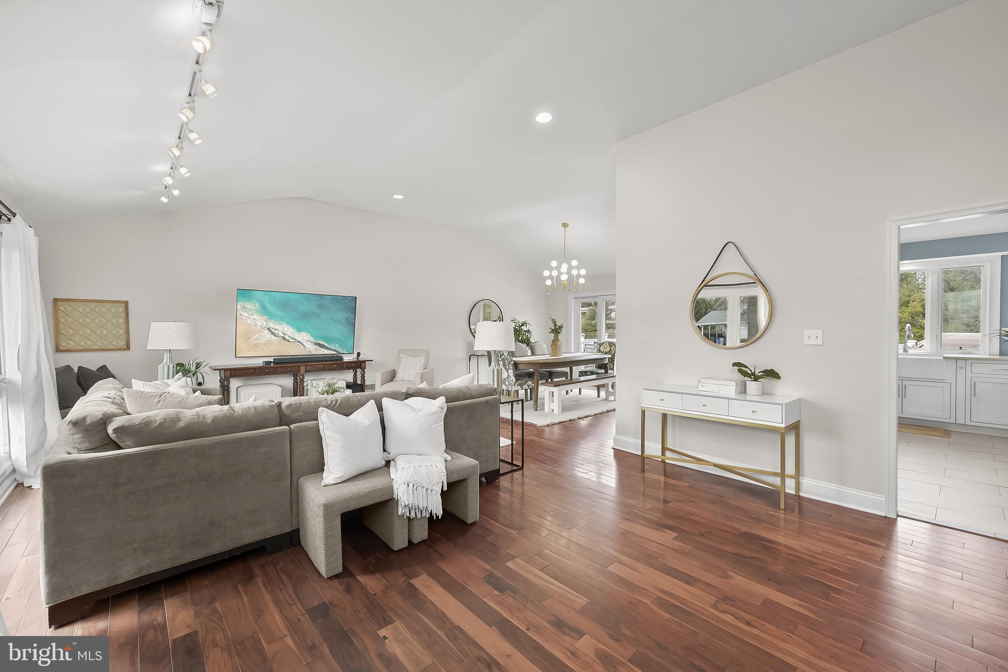 3412 Manor Hill Road Baltimore, MD 21208 - Photo 5 of 14 Living Room