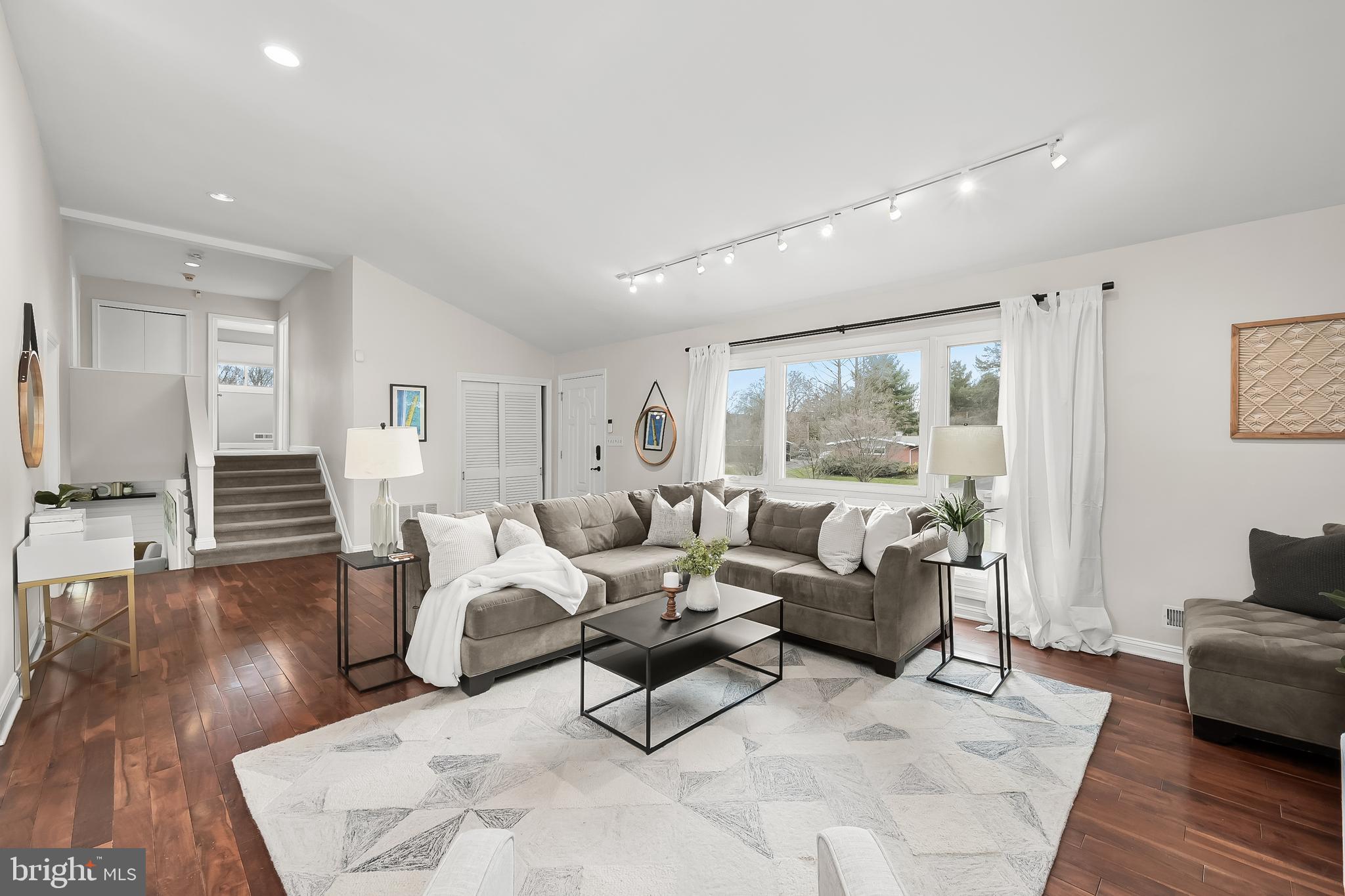 3412 Manor Hill Road Baltimore, MD 21208 - Photo 6 of 14 Living Room