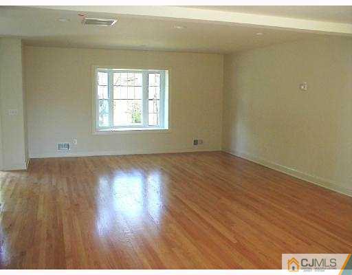 24 Walnut Street Edison, NJ 08817 - Photo 7 of 8 Gallery Image 7