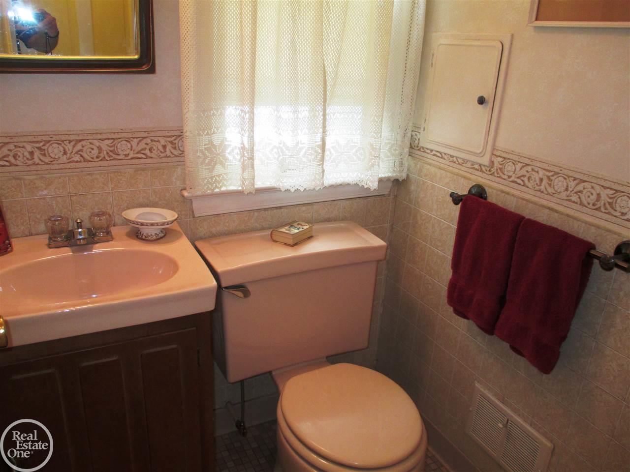 1670 Fairholme Road Grosse Pointe Woods, MI 48236 - Photo 7 of 14