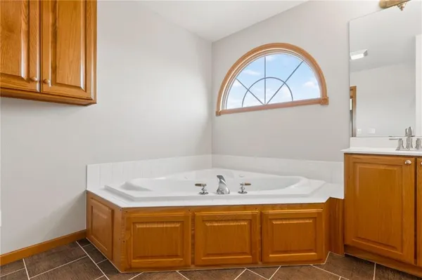 $1,000,000 | 408 Northwest 110th Street, Spickard, MO 64679