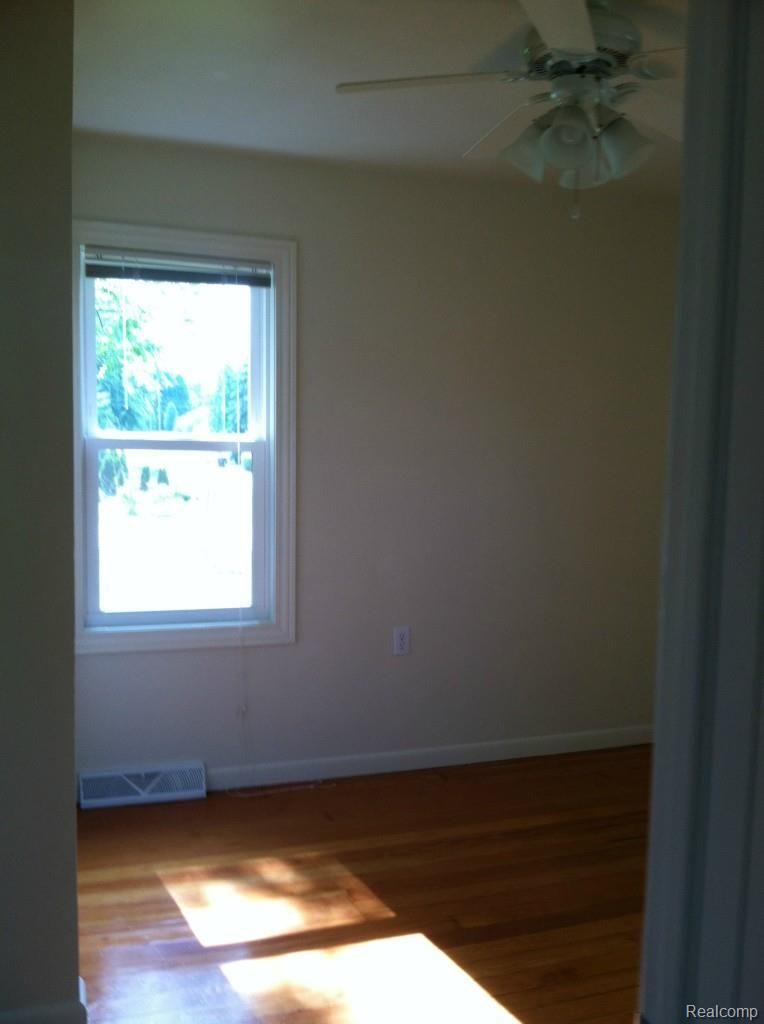 3611 Samuel Avenue Rochester, MI 48309 - Photo 4 of 12 128.jpg