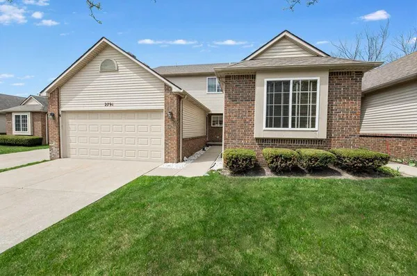 $319,900 | 2791 Moonglow Court North, Unit 49, Hartland, MI 48353