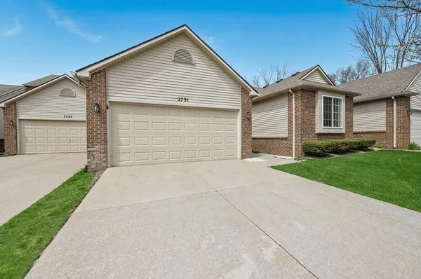 $319,900 | 2791 Moonglow Court North, Unit 49, Hartland, MI 48353