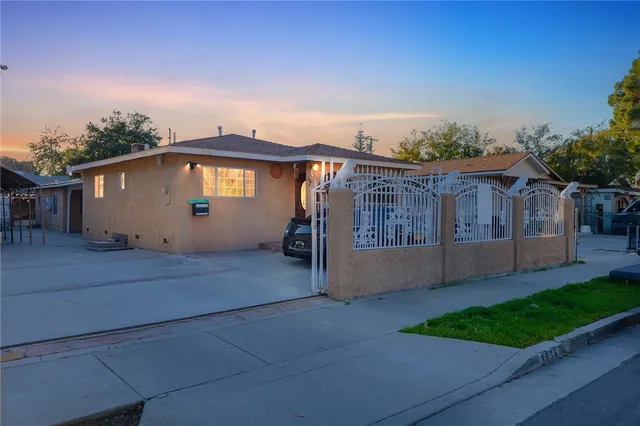 a view of a house with a yard