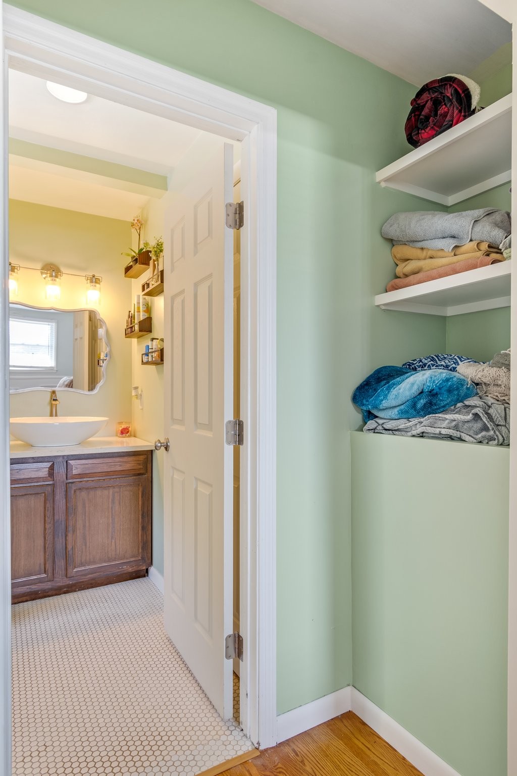 5121 Hilson Road Nashville, TN 37211 - Photo 33 of 63 Small storage area between the primary bed and bath