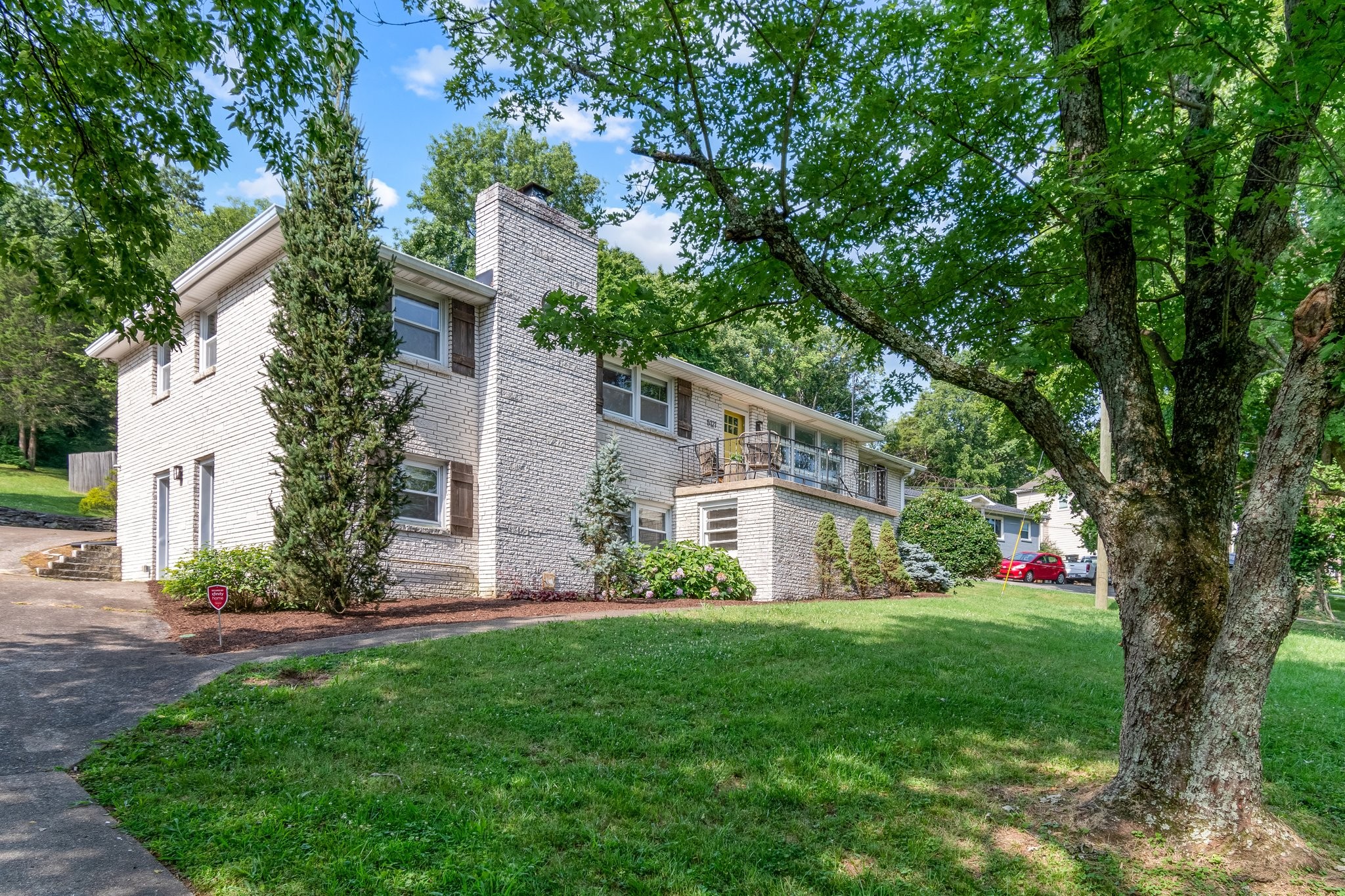 5121 Hilson Road Nashville, TN 37211 - Photo 4 of 63 Freshly landscaped for the new owners!