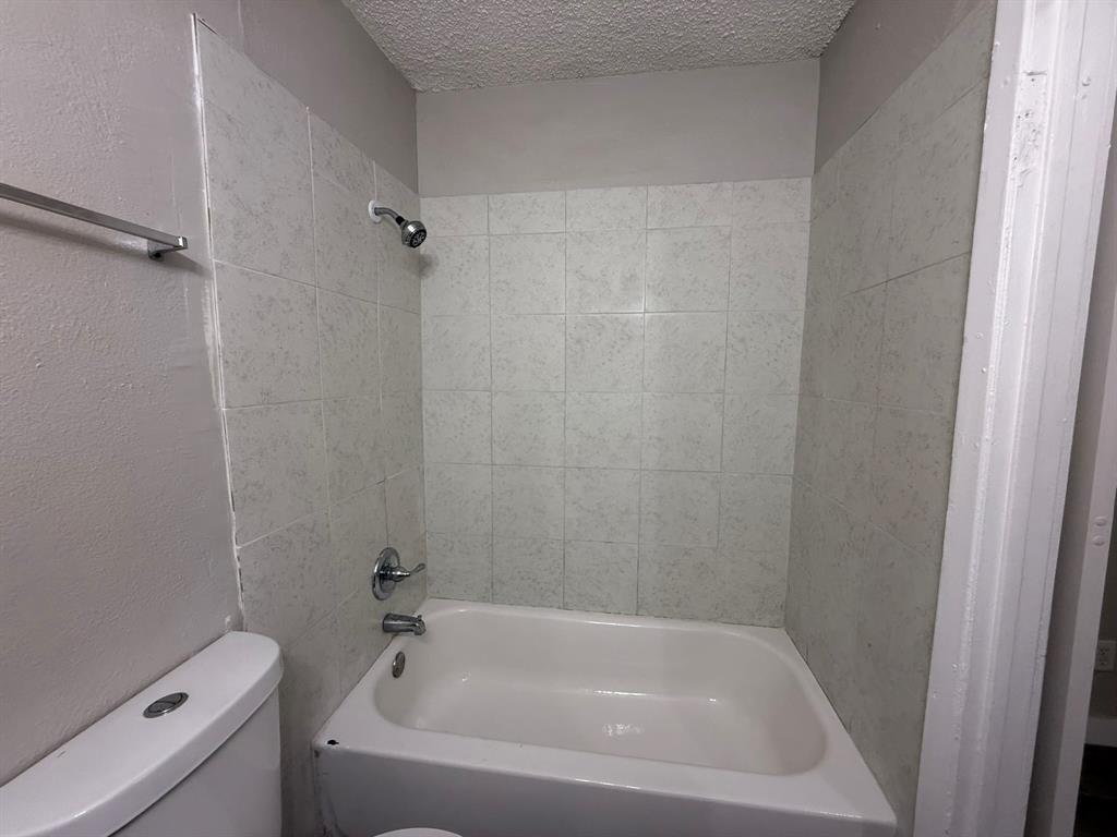 7152 Fair Oaks Avenue, Unit 1181 Dallas, TX 75231 - Photo 3 of 11 a bathroom with a bathtub