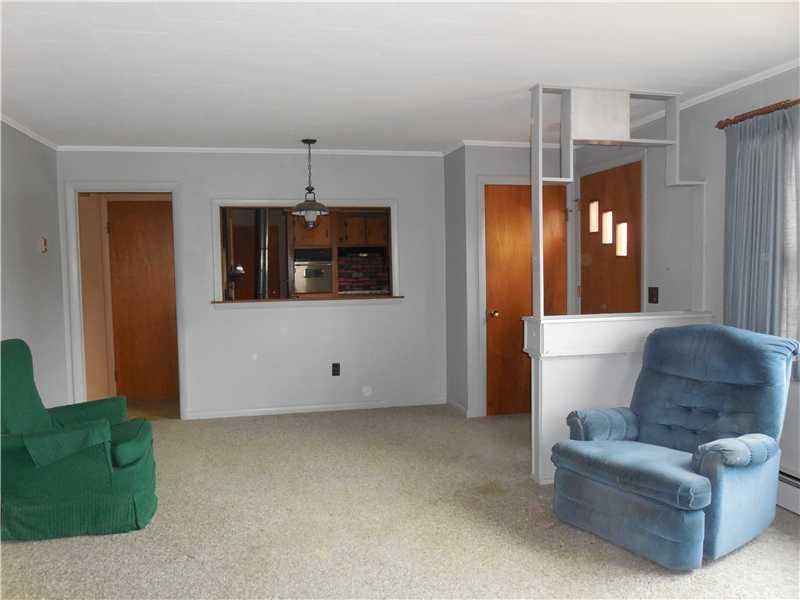 28 Thompson Road Veazie, ME 04401 - Photo 4 of 20 Living Room.