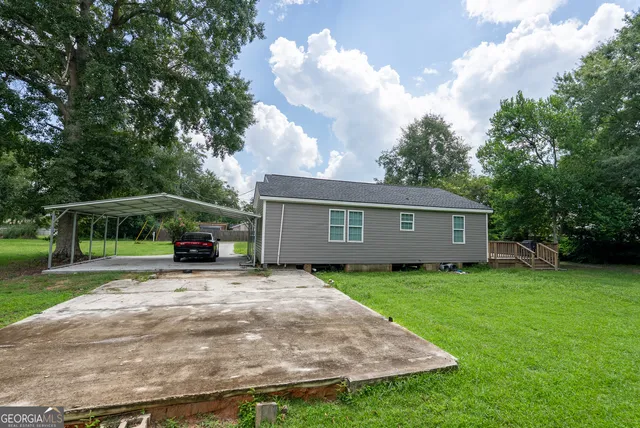 a view of a house with a yard