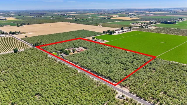 a view of a tennis court