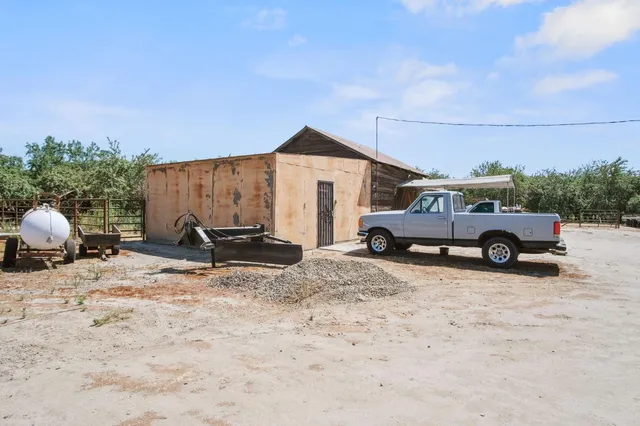 a view of a car park in front of house
