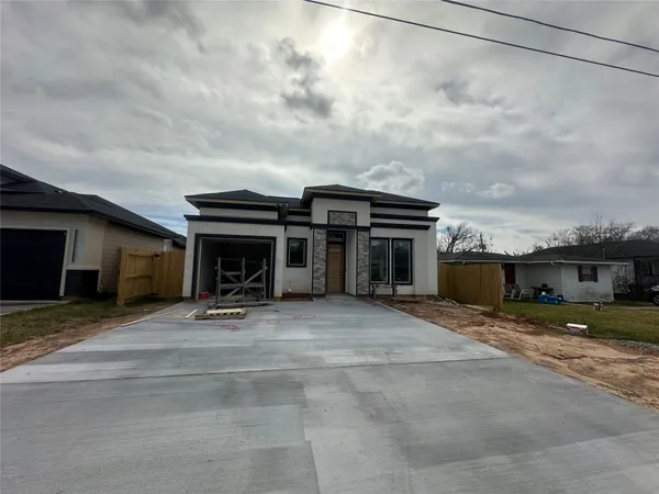 a view of a house with sitting area and roof