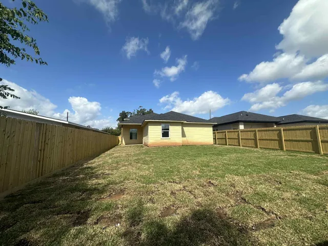 $324,900 | 805 Lewis Street, Clute, TX 77531