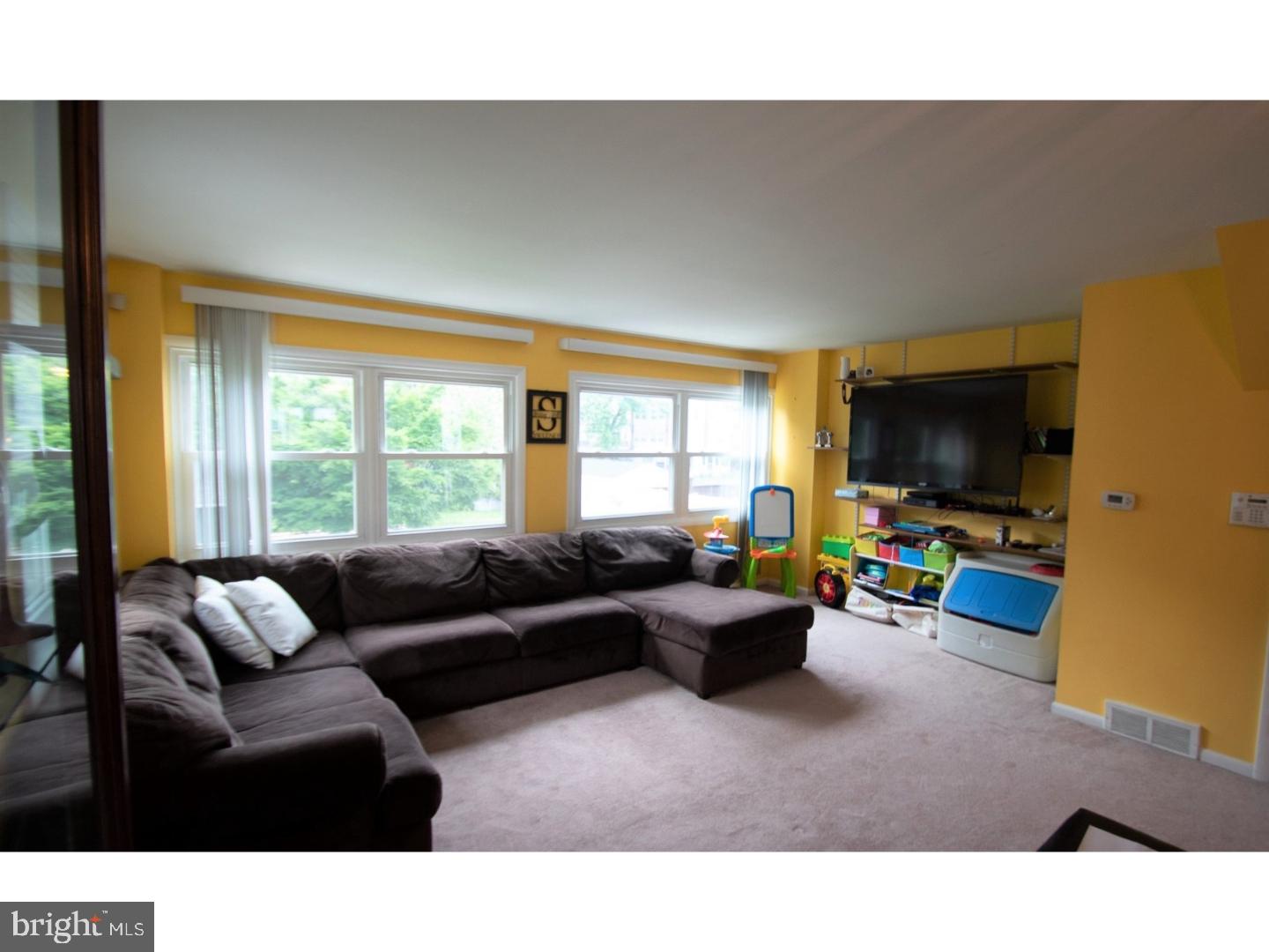 12120 Barbary Road Philadelphia, PA 19154 - Photo 4 of 22 Living Room
