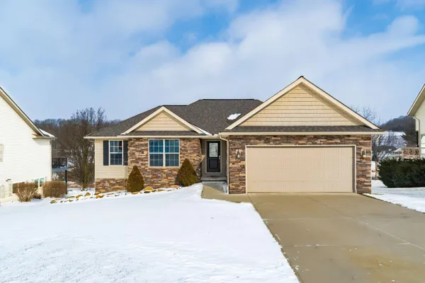 $395,000 | 992 Country Club Drive, Howard, OH 43028