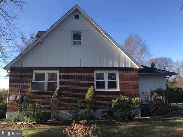 472 Richards Road Bridgeton, NJ 08302 - Photo 3 of 21 a front view of a house with plants