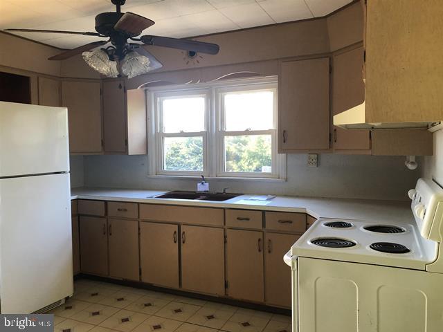 472 Richards Road Bridgeton, NJ 08302 - Photo 5 of 21 a utility room with sink dryer and washer