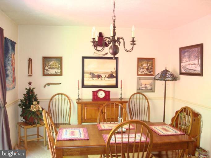 1813 Emory Road Reisterstown, MD 21136 - Photo 4 of 18 Nice roomy dining room.