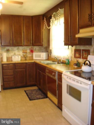 1813 Emory Road Reisterstown, MD 21136 - Photo 6 of 18 Eat-in kitchen with smooth top stove.