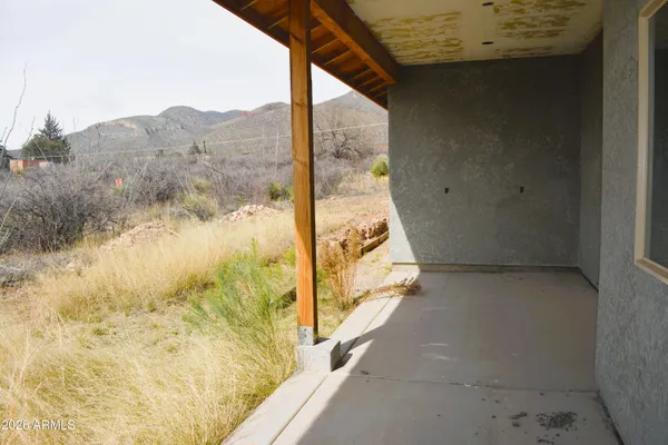 a view of a backyard