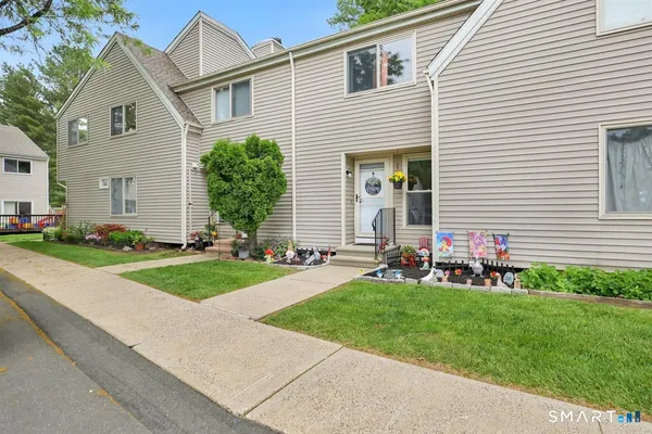 $291,500 | 15 Cherokee Court, Unit 15, Cromwell, CT 06416