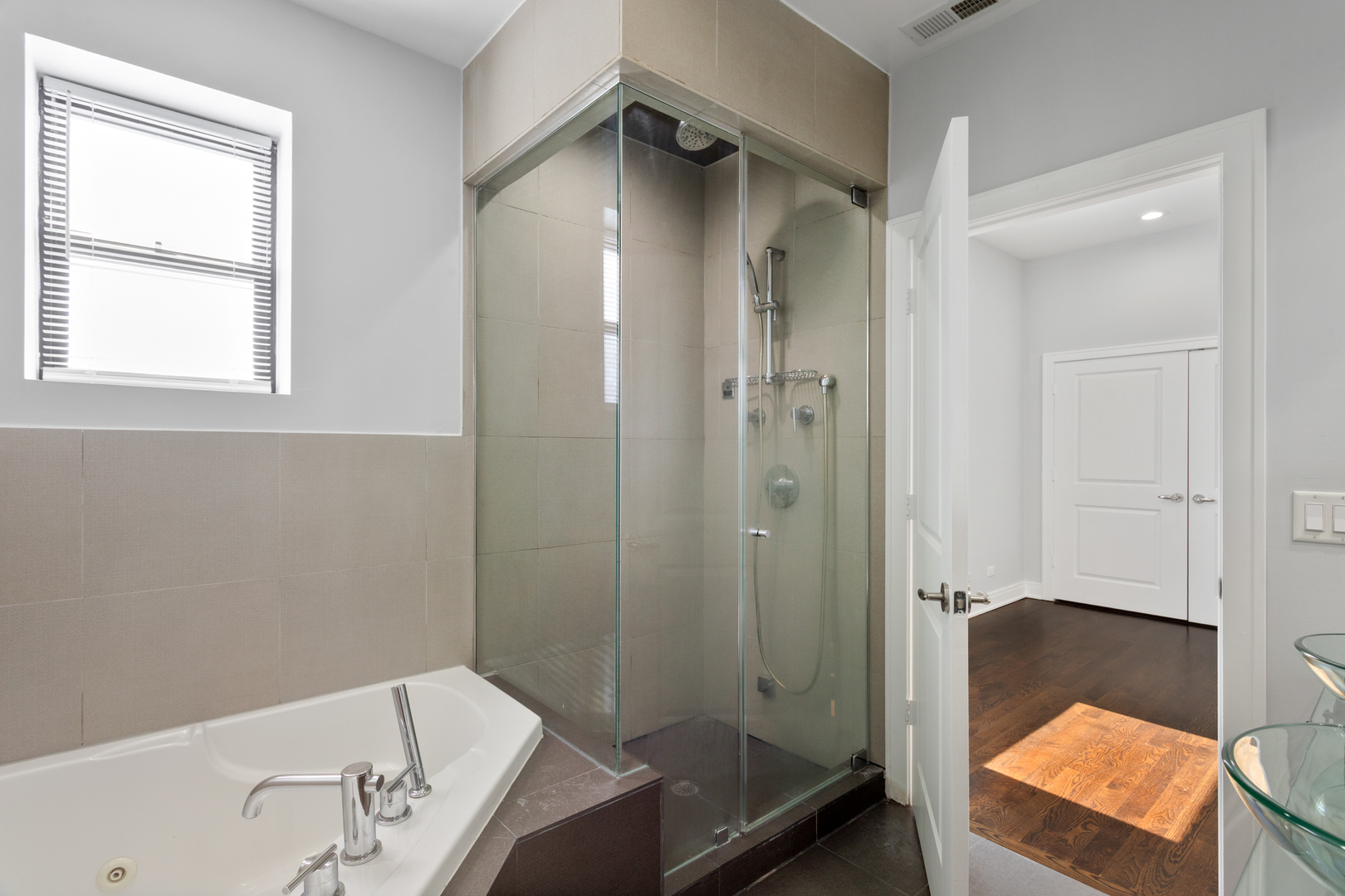 1412 West Morse Avenue, Unit 5D Chicago, IL 60626 - Photo 13 of 16 a bathroom with a tub shower and sink