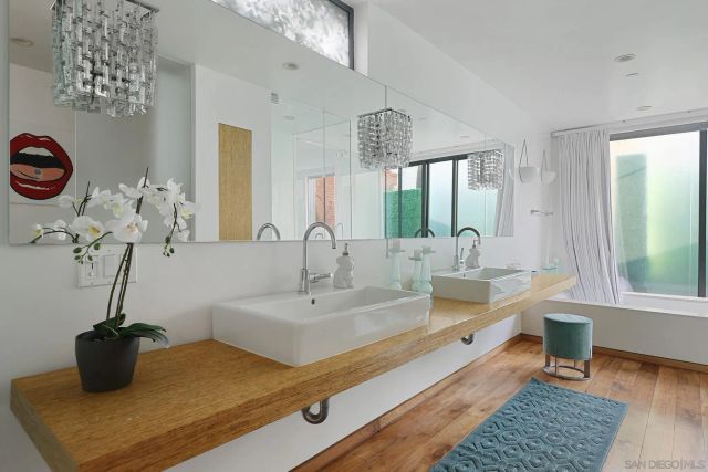 a en suite bathroom with sink and mirror