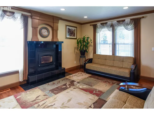 $899,900 | 6107 Northeast Erin Way, Vancouver, WA 98686