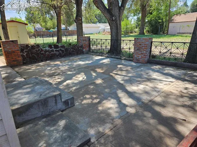 a view of a yard in front of a house