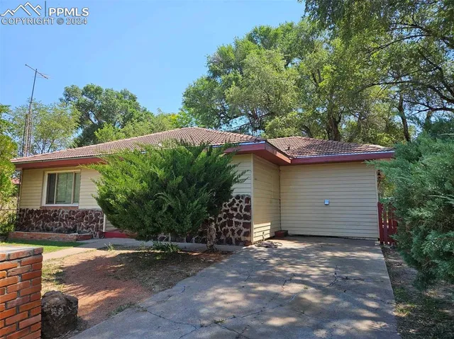 a front view of house with yard