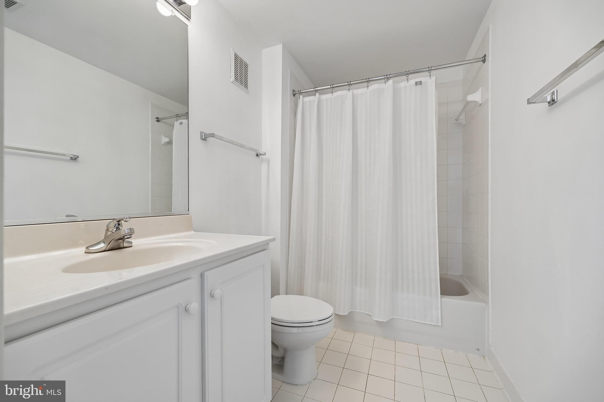 12824 Clarksburg Square Road, Unit 403 Clarksburg, MD 20871 - Photo 18 of 38 Main level full bath located by main level bdrm