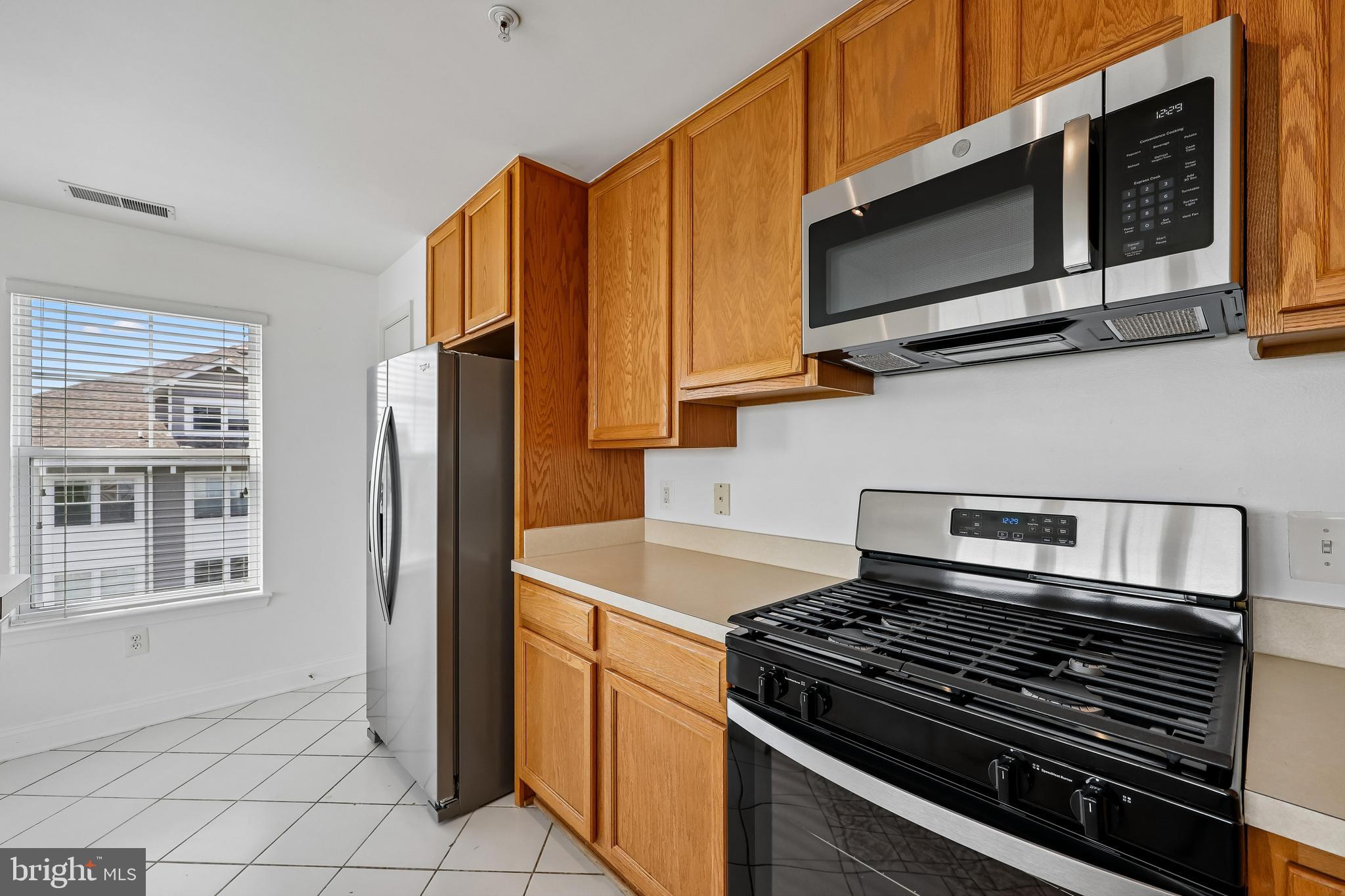 12824 Clarksburg Square Road, Unit 403 Clarksburg, MD 20871 - Photo 3 of 38 Gas stove