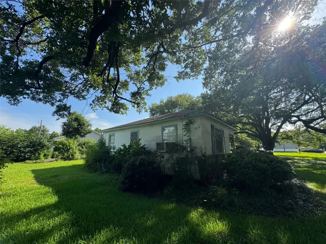 a view of a yard in front of house