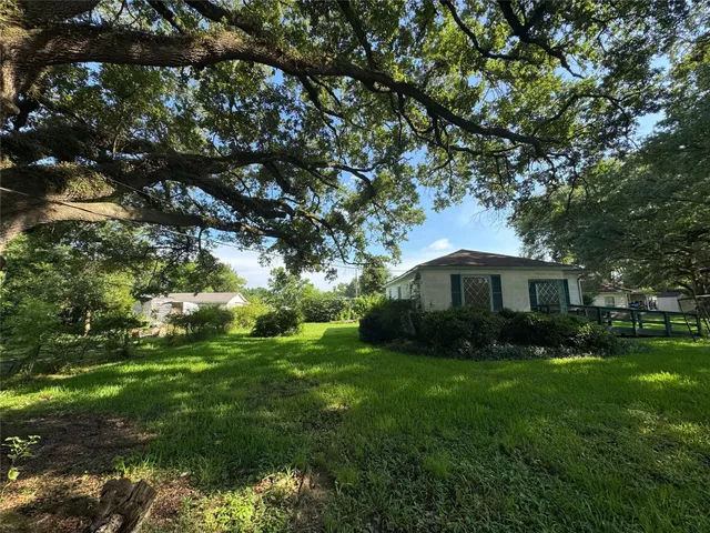 a view of a house with a backyard