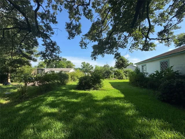 a view of yard with green space