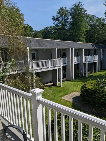 $2,300 | 10 Wild Oaks Road, Unit 124, Goldens Bridge, NY 10526