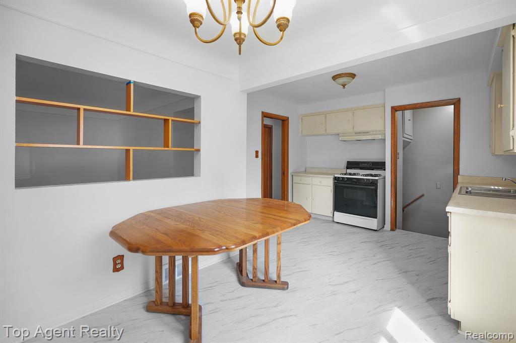 8057 Dale Center Line, MI 48015 - Photo 10 of 24