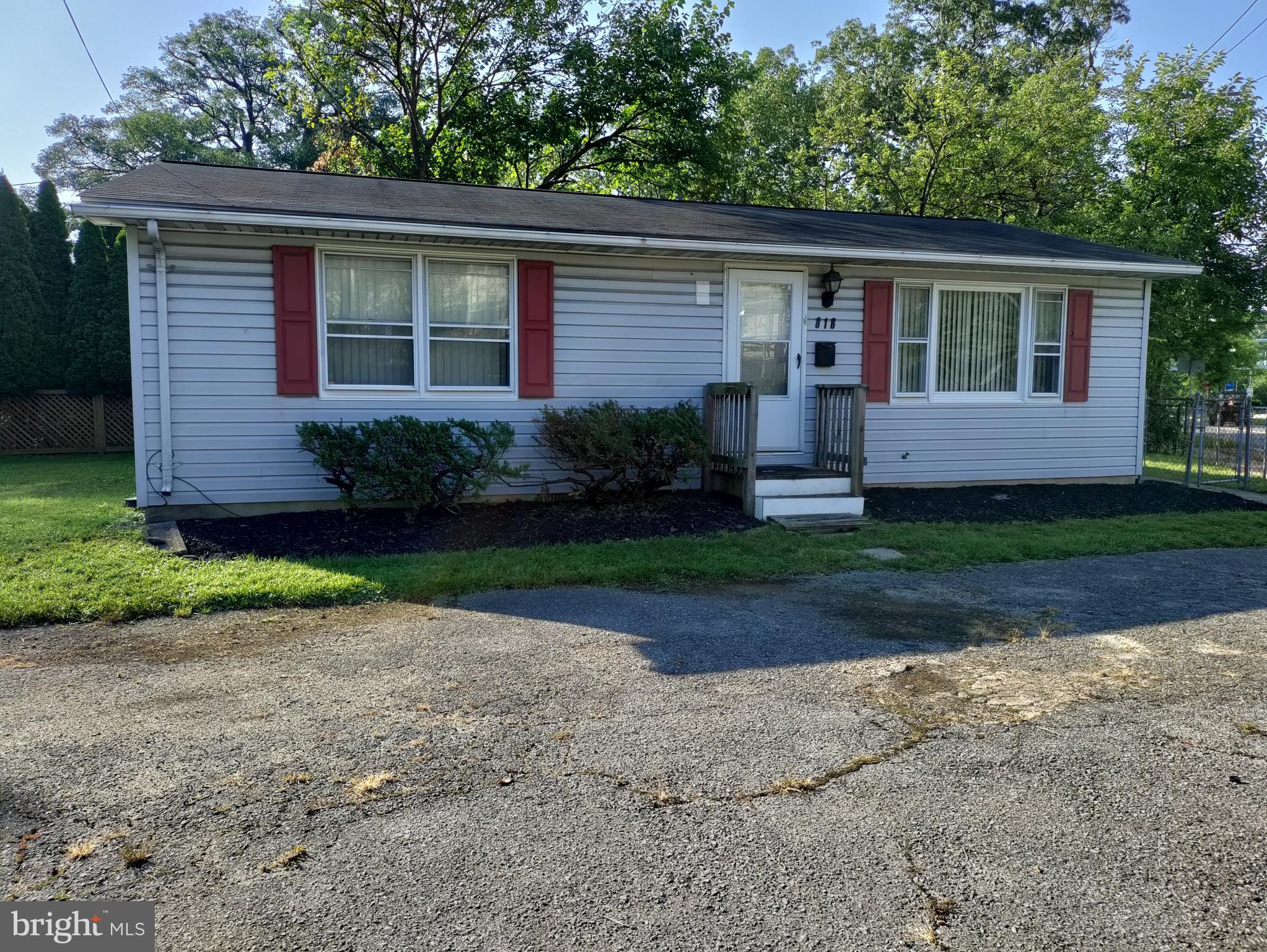 a view of front of a house with a yard