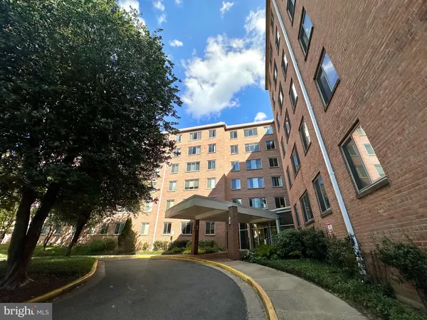 $1,950 | 3000 Spout Run Parkway, Unit D404, Arlington, VA 22201