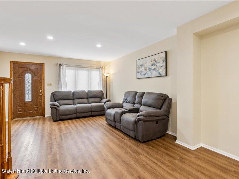 4581 Amboy Road Staten Island, NY 10312 - Photo 4 of 27 Living room