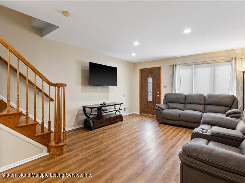 4581 Amboy Road Staten Island, NY 10312 - Photo 5 of 27 Living room