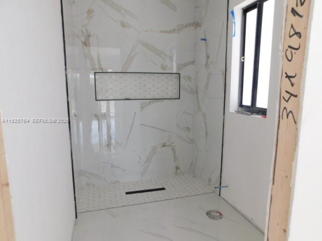 160 North Isora Street Clewiston, FL 33440 - Photo 6 of 26 a bathroom with a glass shower door