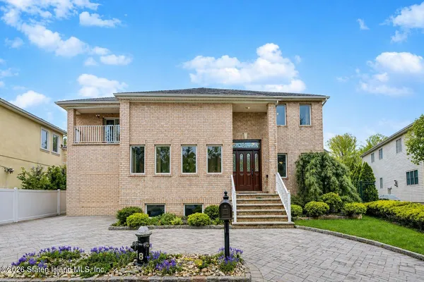 $1,249,900 | 31 4 Court | Annadale