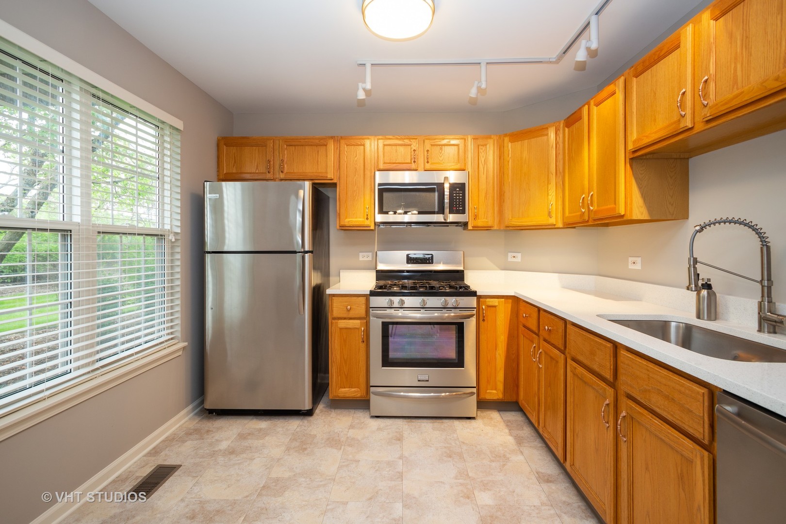 1978 Gary Court, Unit B Schaumburg, IL 60193 - Photo 5 of 11